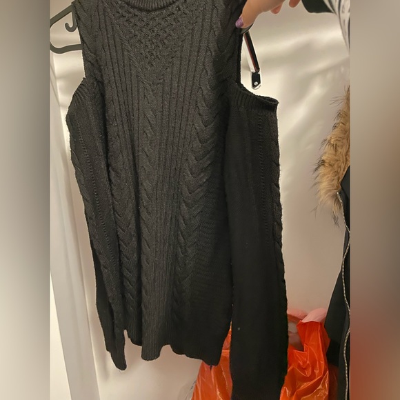 Off shoulder, wool sweater in black. - Picture 1 of 4